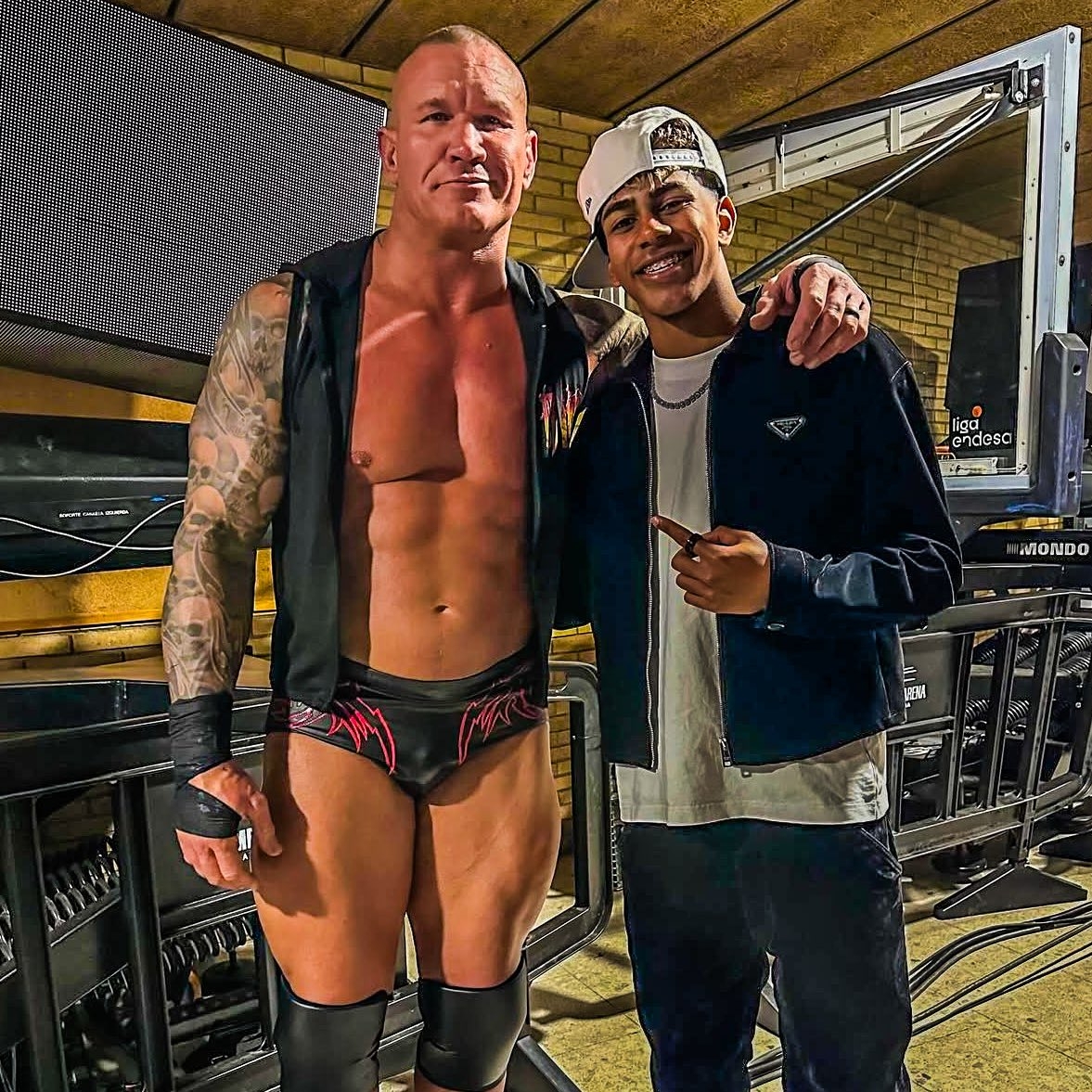 小心RKO！亞馬爾現(xiàn)場觀戰(zhàn)WWE，和奧爾頓、Triple H等合影