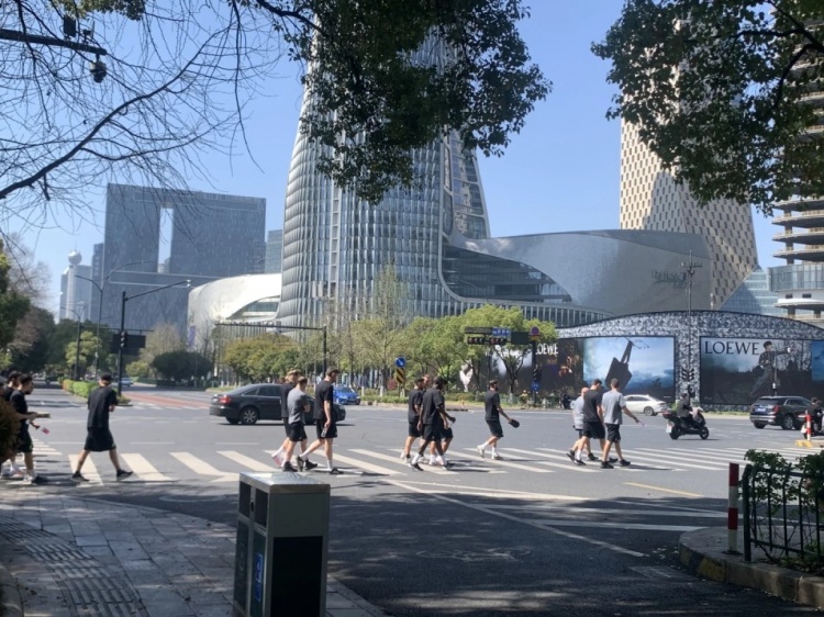 心態(tài)放松，有網(wǎng)友拍到澳大利亞隊(duì)早上在萬象城citywalk