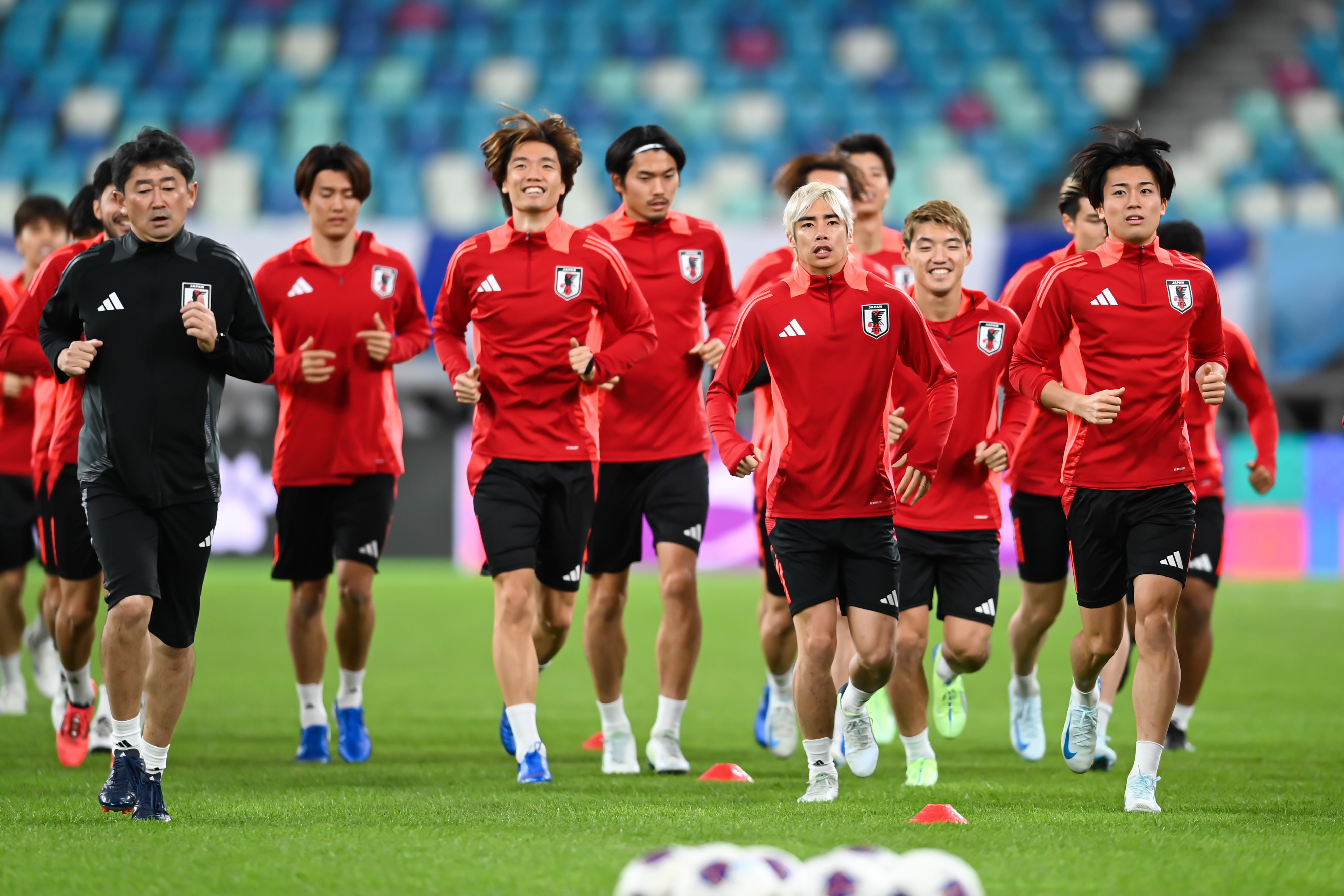 日媒：日本隊(duì)今日進(jìn)行賽前一日踩場訓(xùn)練，三笘薰和長友佑都缺席
