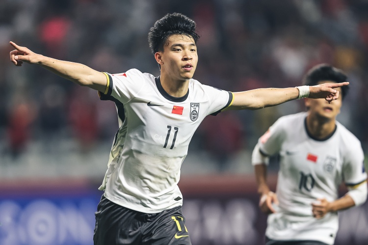 北青體育：18歲“跳級(jí)生”王鈺棟有望進(jìn)入國(guó)足客戰(zhàn)沙特名單！
